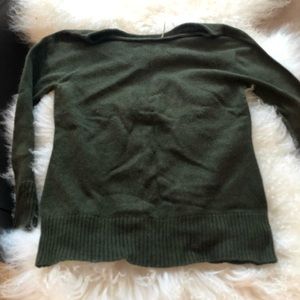 Mint condition Vintage Max Studio womens wool sweater in Size Small!!